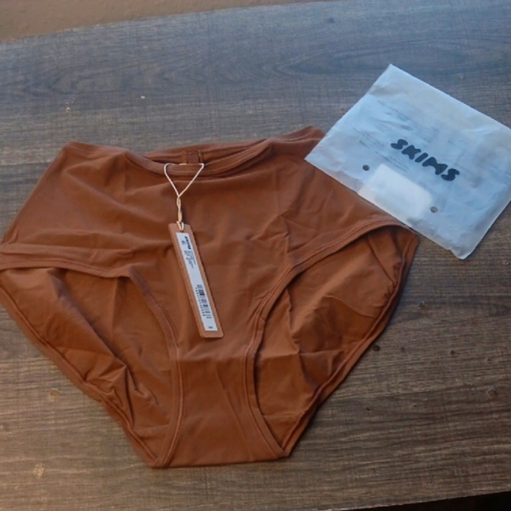 SKIMS Brown High-Waist Briefs .THE COLOR IS JASPER.